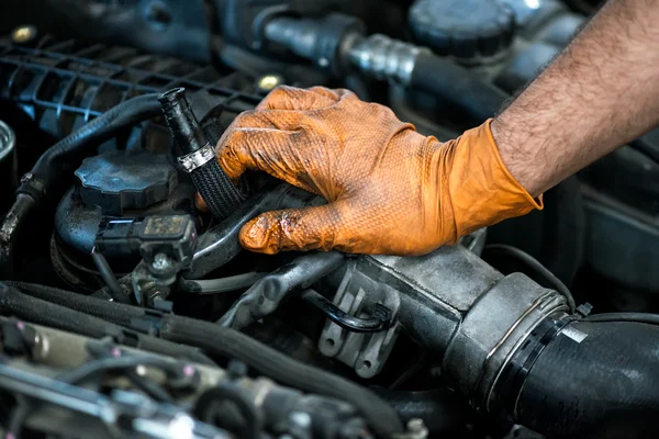 Hand eines Mechanikers an einem Automotor — Stockfoto