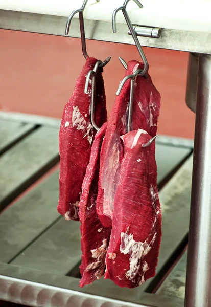Filete de ternera colgado en una carnicería — Foto de Stock