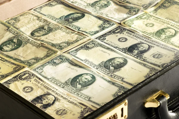 Billetes de dólar envasados en un maletín o bolsa — Foto de Stock