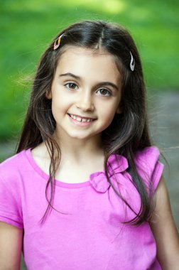 Sevimli bir gülümseme ile sevimli küçük kız