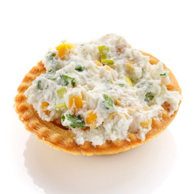 Beyaz zemin üzerine lezzetli açık büfe, kanepe