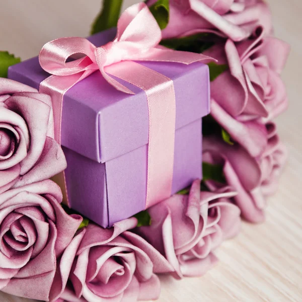 Rosas violetas y caja de regalo —  Fotos de Stock