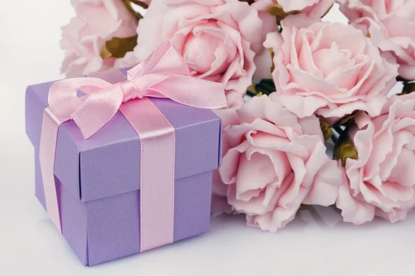 Fiori rosa e confezione regalo — Foto Stock