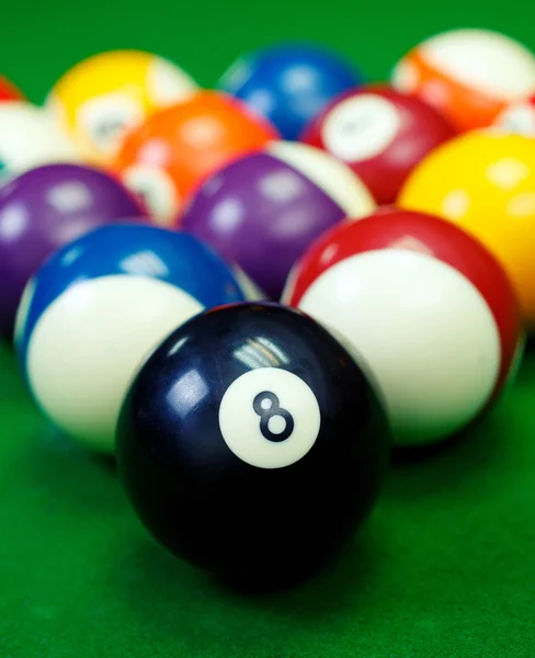 緑のプール テーブルのクローズ アップのビリヤード ボール — ストック写真