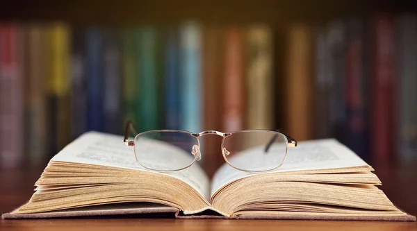 Bril op een boek — Stockfoto