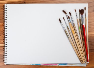 Boyama ve boş beyaz kağıt levha için fırçalar
