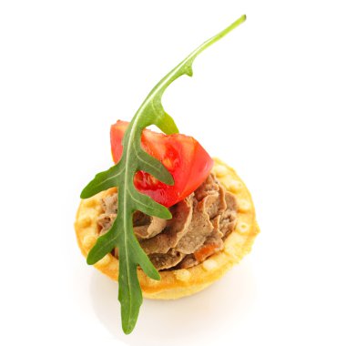 Beyaz zemin üzerine lezzetli açık büfe, kanepe