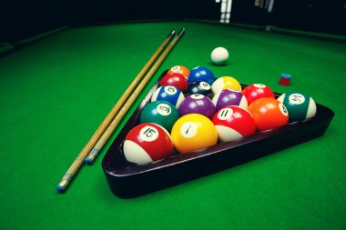Bilardo topları havuzu yeşil masada