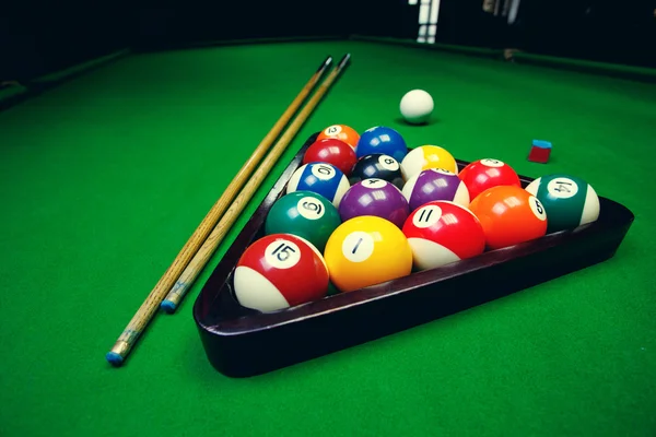 Bilhar bolas piscina na mesa verde — Fotografia de Stock