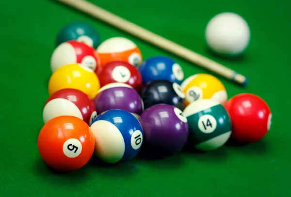 Boules de billard dans une table de billard verte — Photo