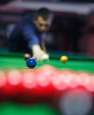 o başlangıç oyun bilardo topları tatili gibi genç adam onun atış hatları