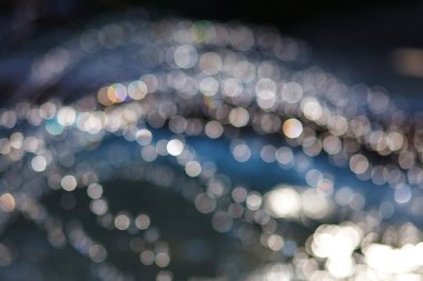 Su akıntısı yere sıçrıyor