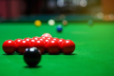 Bilardo topları üzerinde yeşil bir masayı