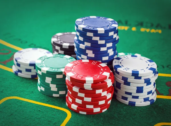 Yığın yongaları için poker oyunu — Stok fotoğraf