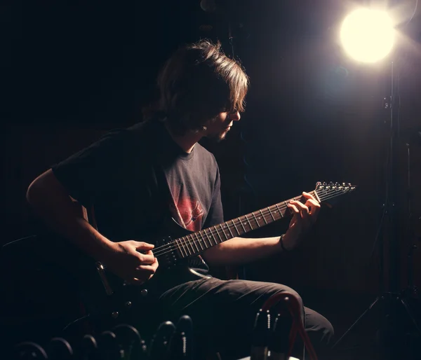 Cara tocando guitarra baixo — Fotografia de Stock