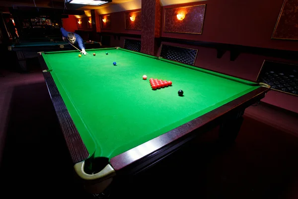 Homme visant la boule de billard — Photo