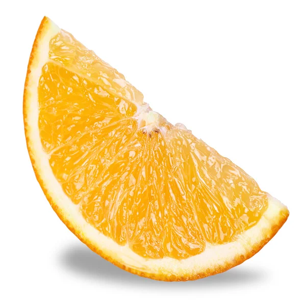 Шматочок свіжого апельсина ізольовано на білому тлі — стокове фото