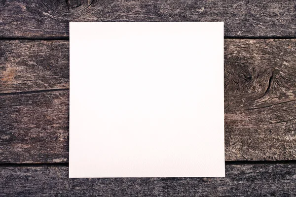 Houten achtergrond met blanco papier — Stockfoto