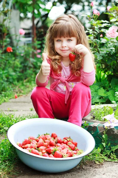 Niña con fresa, di OK — Foto de Stock