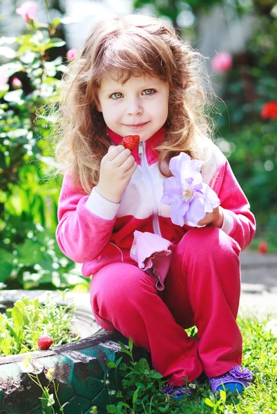 딸기와 꽃 소녀 — 스톡 사진
