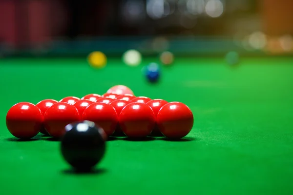 Bolas de snooker definidas em uma mesa verde — Fotografia de Stock