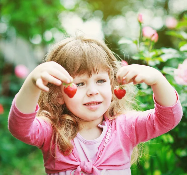 Fille jouer avec fraise — Photo