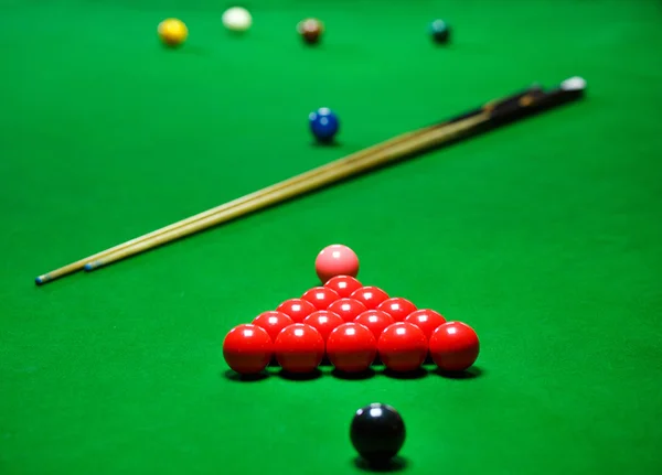 Bolas de snooker definidas em uma mesa verde — Fotografia de Stock