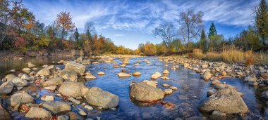 sonbahar ormandaki nehir dağ güzel f