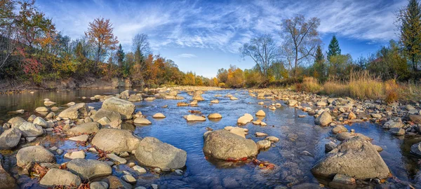 Beautiful f mountain river in autumn forest — Stock Photo, Image