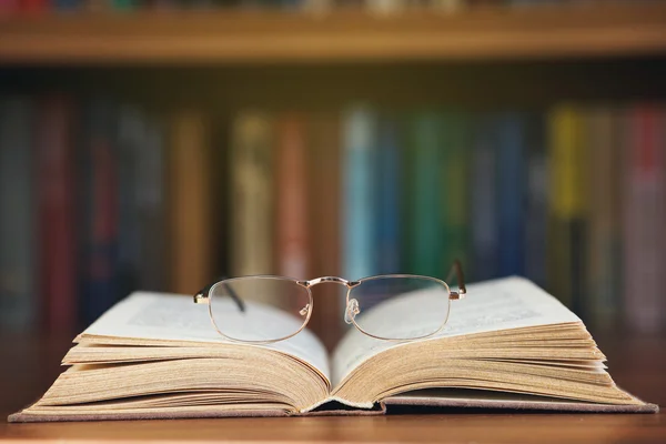 Lunettes sur un livre — Photo