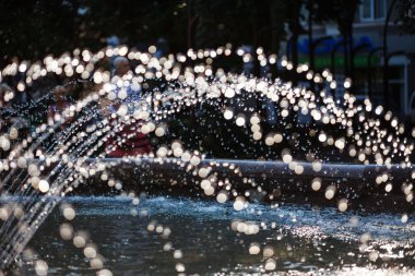 Su akıntısı yere sıçrıyor