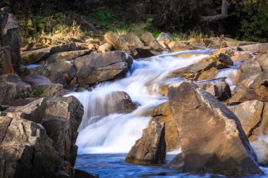güzel manzara, hızlı dağ dere kaya ile,
