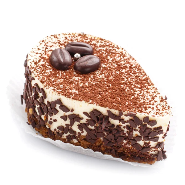 Bolo de chocolate com grãos de café em um fundo branco — Fotografia de Stock