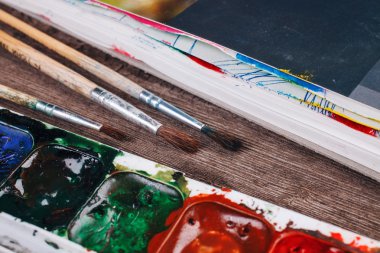 Boyalar ve fırçalar.