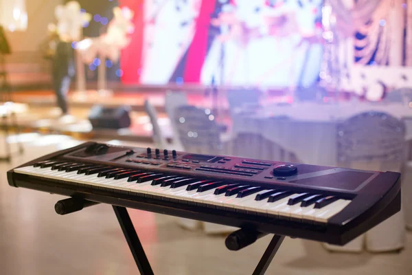 Piano Keyboard synthesizer in feestelijke kamer, uitzicht op de voorkant — Stockfoto