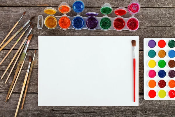 Juego de acuarelas, pinceles para pintar y papel blanco en blanco — Foto de Stock