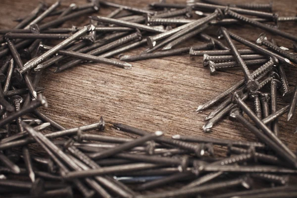 Clavos de hierro sobre fondo de madera — Foto de Stock