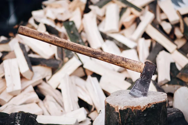 Fejszét megragadt-ban egy stump — Stock Fotó