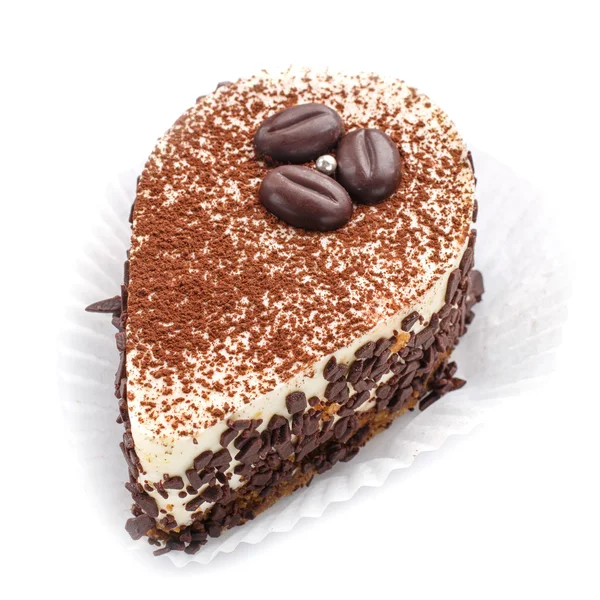 Bolo de chocolate com grãos de café em um fundo branco — Fotografia de Stock