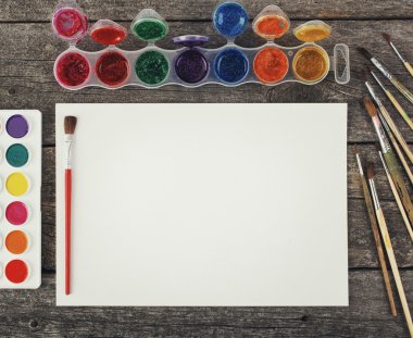 Suluboya boya, boyama ve boş beyaz kağıt için fırçalar kümesi