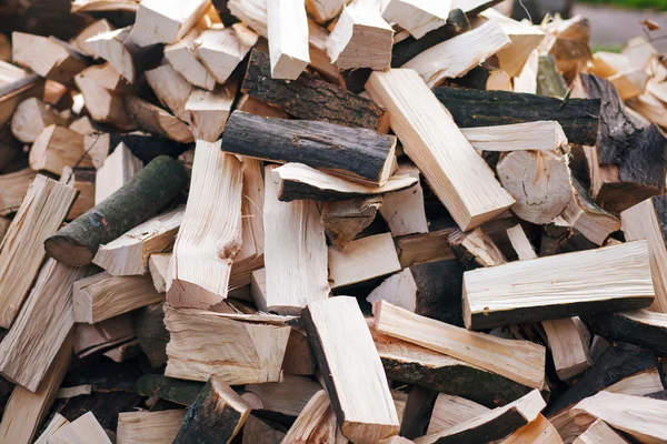 Nasekané dřevo na zásobníku — Stock fotografie