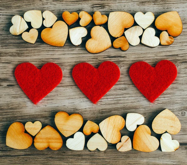 Фон с деревянными сердцами — стоковое фото