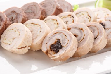 Beyaz bir arka plan üzerine dilimlenmiş rulo köfte