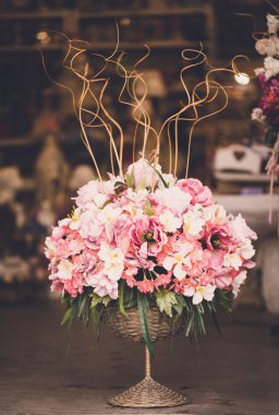 çiçek sepeti. çiçek süslemeleri iç. kopya alanı.