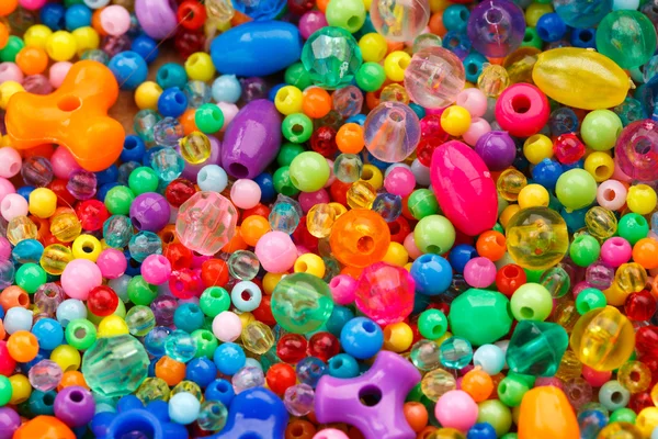 Spousta barevných tavnou plastových korálků pro umění — Stock fotografie