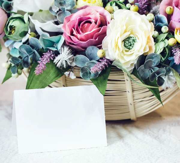 Delicato bouquet floreale con carta bianca per il testo — Foto Stock