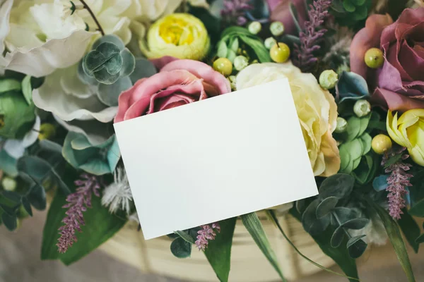 Delicado buquê floral com cartão em branco para texto — Fotografia de Stock