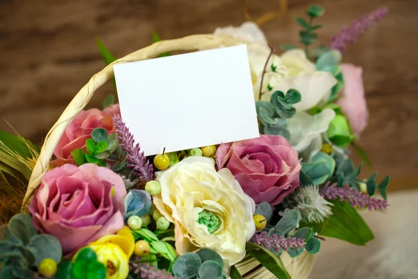 Cesta decorada con flores con una hoja de papel limpia — Foto de Stock