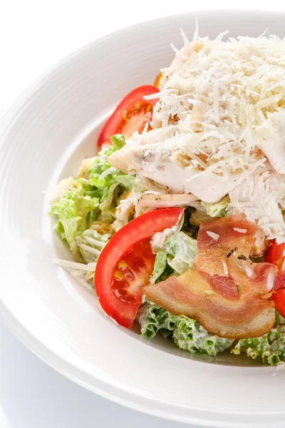 Apetisant restaurant salată de alimente verde, pe fundal alb — Fotografie, imagine de stoc