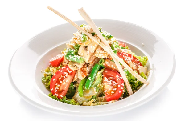 Apetitoso restaurante ensalada ligera con champiñones comida sobre fondo blanco —  Fotos de Stock